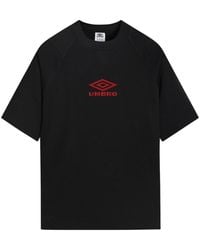 Umbro - Iconisch Boxy T-Shirt (Zwarte/Chili Peper) - Lyst