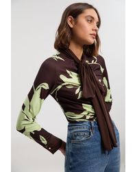 Karen Millen - Floral Print Crepe Tie Neck Long Sleeve Top - Lyst