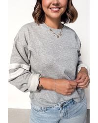 Azura Exchange - Crewneck Sweatshirt Met Gestreepte Mouwen - Lyst