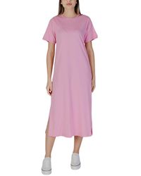 B.Young - T-Shirt Jurk Midi Jurk Roze Casual - Lyst