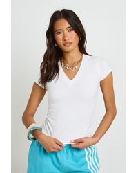 Boohoo - V Neck Cap Sleeve Fitted T-Shirt - Lyst