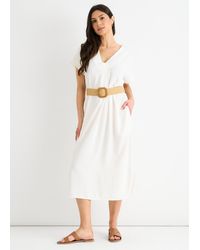 Gini London - Weißes Air Flow Kleid Mit Gürtel Und Übergröße - Lyst