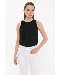 Hiccup - Sleeveless Round Neck Blouse With Flower Detail - Lyst