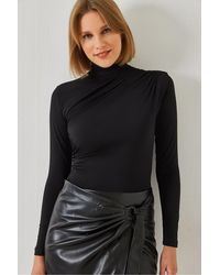 Bianco Lucci - Fitted Turtleneck Blouse With Ruffle Detail - Lyst