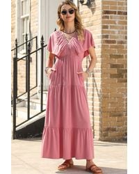 Azura Exchange - Rosa Strukturiertes V-Ausschnitt Kleid Mit Flügelärmel Und Rüschensaum - Lyst