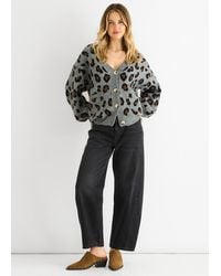 Gini London - Graue Kurze Strickjacke Mit Tiermuster - Lyst