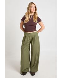 Boohoo - Petite Woven Tailored Pleated Wide Leg Trouser - Lyst