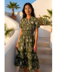 Roman - Petite Floral Print Shirred Midi Dress - Lyst