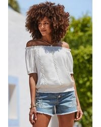Sosandar - Light Wash Embroidered Floral Raw Edge Denim Shorts - Lyst