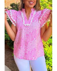 Azura Exchange - Roze Abstracte Print Ric Rac Trim Flutter Mouw Notch V-hals Blouse - Lyst