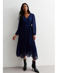 Gini London - Marineblauwe Midi-jurk Met Plooien En Omgeslagen Zoom - Lyst