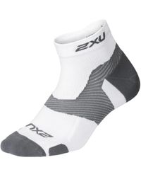 2XU - Light Cush Wit/Grijs 1/4 Crew Sokken - Lyst