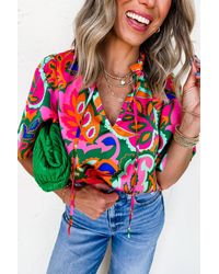 Azura Exchange - Bedruckte Bluse Mit Kurzen Ärmeln Und V-Ausschnitt - Lyst