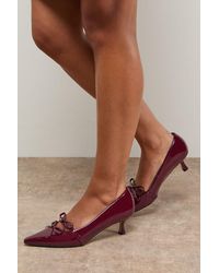 Oasis - Rita Faux Patent Leather Double Bow Mary Jane Kitten Heel Court Shoes - Lyst