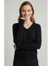 Izabel London - Slim Fit V-Neck Lightweight Jumper - Lyst