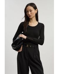 Karen Millen - Viscose Blend Long Sleeve Scoop Neck Knitted Top - Lyst