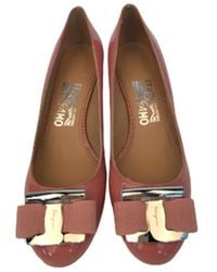 Ferragamo - Logo Details Heels - Lyst