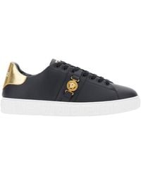Versace - Low Top Sneakers With Contrasting Heel With Logo Lettering And Medusa Plaque - Lyst