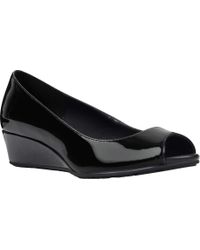 bandolino wedge pump