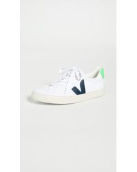 veja esplar se white petale berry