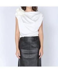 Gracia - One Shoulder Flower Applique Sleeveless Satin Top - Lyst