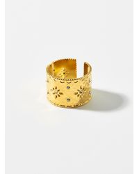 Simon's - Large Shimmery Star Embossed Ring - Lyst