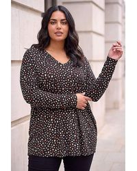 Roman Curve - Spotted V-Neck Stretch Top - Lyst
