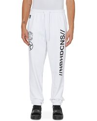 converse and sweatpants