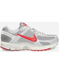 Nike - Zoom Vomero 5 Se Sneakers Grey Fog / Particle Grey / Phantom / University Red - Lyst