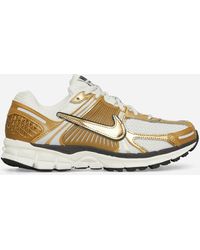Nike - Wmns Zoom Vomero 5 Gold Sneakers Photon Dust / Metallic Gold - Lyst