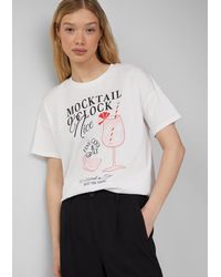 QS - Baumwollshirt mit überschnittener Schulter und Frontprint - Lyst