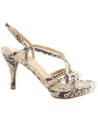 Stuart Weitzman - Chaussures escarpins Talons en cuir beiges - Lyst
