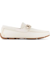 Ferragamo - オフホワイト Gancini Ornament ドライビングシューズ - Lyst