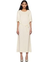 Lemaire - Robe T-Shirt Midi Blanc Cassé À Ceinture Et À Col En Tricot Côtelé - Lyst