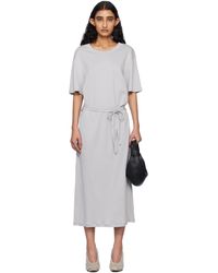 Lemaire - Robe T-Shirt Midi Grise À Ceinture Et À Col En Tricot Côtelé - Lyst