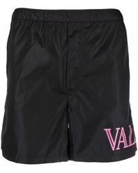 Herren Bekleidung Bademode Boardshorts und Badeshorts Valentino Synthetik Badeshorts mit VLTN-Print in Schwarz für Herren 