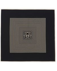 TOTEME - Sciarpa in seta con monogram - Lyst