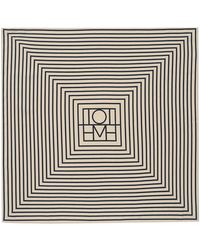 TOTEME - Sciarpa in seta con monogramma signature - Lyst