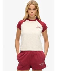 Superdry - Femme T-Shirt En Coton Bio À Manches Raglan Et À Logo Essential, Rouge & Blanc, Taille - Lyst