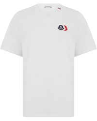 Moncler - T-shirt bianca in cotone con logo colorato - Lyst