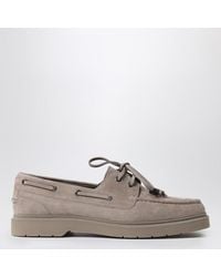 Brunello Cucinelli - Mocassino da barca grigio taupe in suede - Lyst