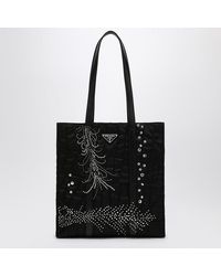 Prada - Borsa shopping media nera in re-nylon con ricamo - Lyst