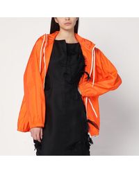 Prada - Orangefarbener Regenmantel Aus Leichtem Re-Nylon - Lyst