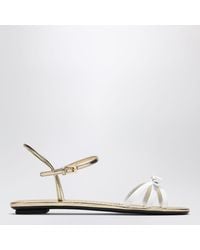Prada - Sandalen Aus Weißem Und Goldenem Leder Mit Schleife - Lyst