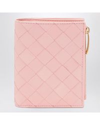 Bottega Veneta - Portafoglio bi-fold piccolo in intrecciato - Lyst