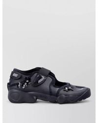 Nike - Split Toe Sandal Leather Upper Floral Appliqués - Lyst