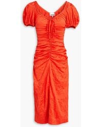 Ganni - Gerafftes midikleid aus stretch-satin in knitteroptik - Lyst