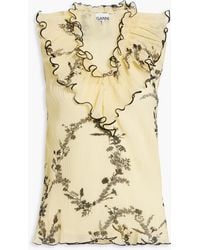 Ganni - Oberteil aus plissiertem chiffon mit floralem print und rüschen - Lyst