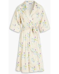 Ganni - Wickelkleid aus satin in knitteroptik mit floralem print - Lyst