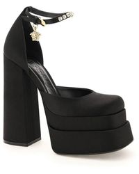 Versace - Medusa Aevitas Pumps Aus Satin Mit Verzierungen Und Plateau - Lyst
